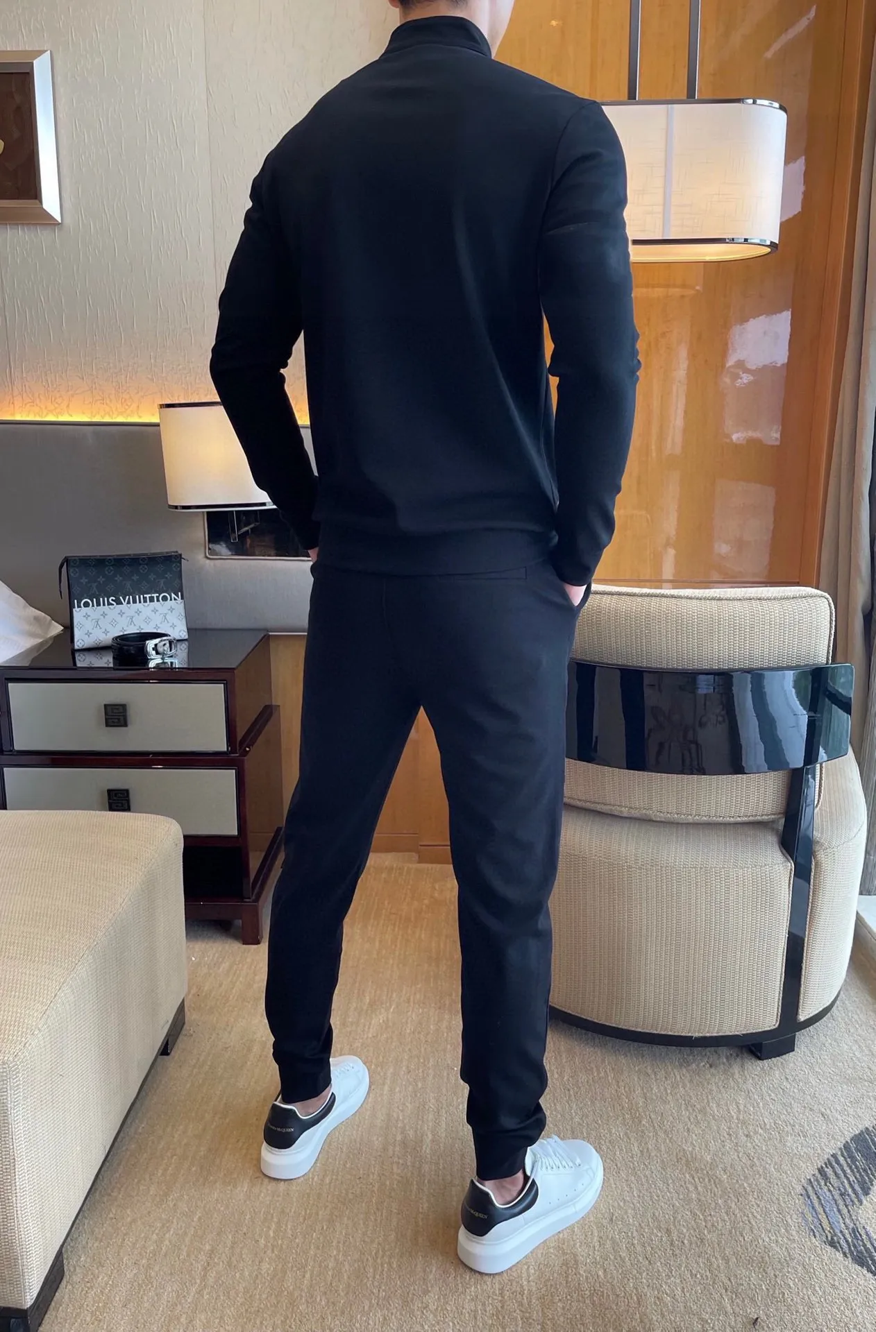 🅿️420 [LV Louis Vuitton] (Fat Man Gospel) hot-selling suit is coming. Focus on the original version of the official website. 2025 new hot-selling cardigan sweater suit. The original order is the best. 🇭🇰The meticulous work of top designers is dedicated to a fitting and perfect upper body effect. All-natural high-quality Roman cotton 100%, close-fitting comfort, noble and elegant! Original hardware embodies elegance and nobility! Counter size: M-5XL (maximum wear up to 220 pounds)